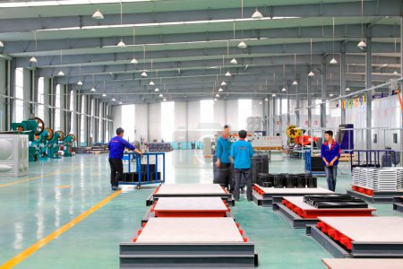 Foto de TANGSHAN CITY - MAY 29: Stainless steel enamel production line in a factory, on may 29, 2014, Tangshan city, Hebei Province, Chin - Imagen libre de derechos