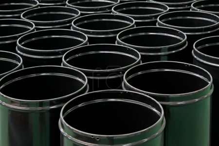 Foto de Black stainless steel barrels put together in a workshop - Imagen libre de derechos