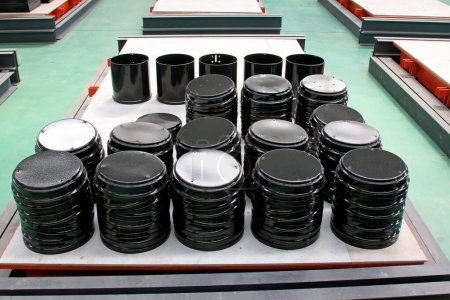 Téléchargez les photos : Enamel steel plate production line of semi-finished products in a factory - en image libre de droit