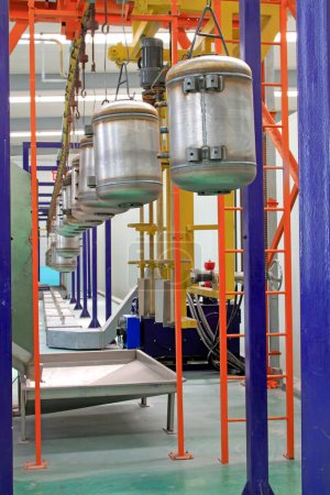 Foto de Color transmission device on the stainless steel pressure tank in a production workshop - Imagen libre de derechos