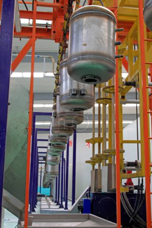 Foto de Color transmission device on the stainless steel pressure tank in a production workshop - Imagen libre de derechos