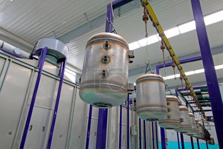 Téléchargez les photos : Stainless steel pressure water tank in the drive device in a factory - en image libre de droit