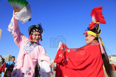 Foto de Condado de Luannan - 9 de febrero de 2017: danza popular china Yangko rendimiento en la calle, Condado de Luannan, provincia de Hebei, China - Imagen libre de derechos
