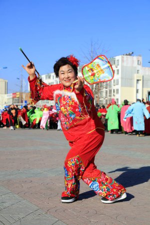 Foto de Condado de Luannan - 10 de febrero de 2017: danza popular china Yangko rendimiento en la calle, Condado de Luannan, provincia de Hebei, Chin - Imagen libre de derechos
