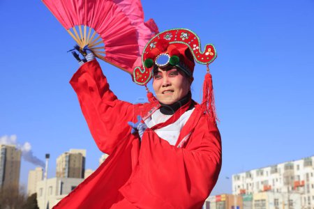 Téléchargez les photos : Comté de Luannan - 10 février 2017 : Danse folklorique chinoise performance de Yangko dans la rue, comté de Luannan, province du Hebei, Chin - en image libre de droit