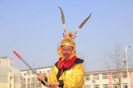 Téléchargez les photos : Comté de Luannan - 13 février 2017 : Danse folklorique chinoise performance de Yangko dans la rue, comté de Luannan, province du Hebei, Chin - en image libre de droit