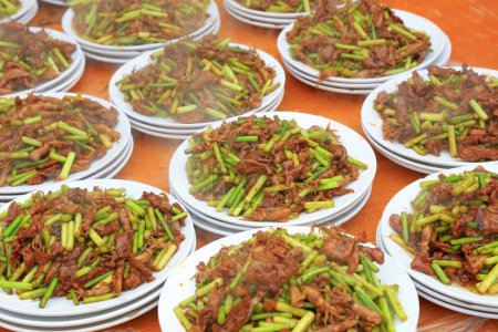 Téléchargez les photos : Remuer la seiche chinoise frite avec des choux d'ail - en image libre de droit