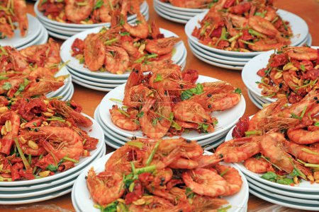 Téléchargez les photos : Crevettes braisées dans des plats célèbres chinois - en image libre de droit