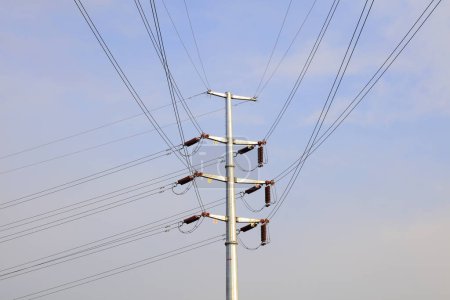 Téléchargez les photos : Poteaux électriques en acier dans le fond bleu ciel - en image libre de droit