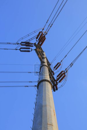 Foto de Postes de acero eléctricos en el fondo azul del cielo - Imagen libre de derechos