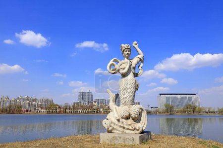 Téléchargez les photos : Sculpture sirène dans le parc - en image libre de droit