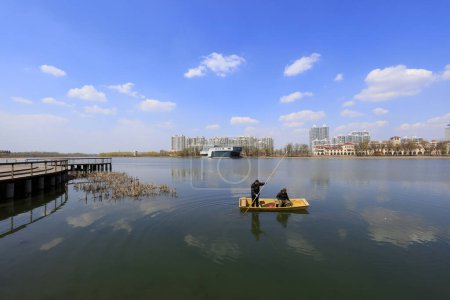 Foto de Barcos pesqueros atrapan redes en lagos, China - Imagen libre de derechos