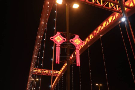 Téléchargez les photos : Nœud chinois et ponts en acier la nuit - en image libre de droit