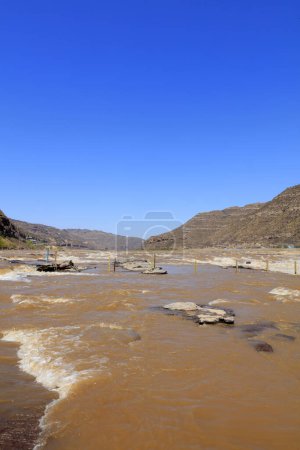 Téléchargez les photos : Paysage naturel de la cascade de Hukou en Chine - en image libre de droit