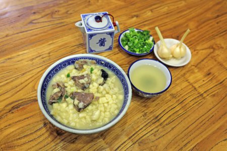 Téléchargez les photos : Shaanxi Snacks spéciaux en Chine : Pain Pita trempé dans la soupe d'agneau - en image libre de droit