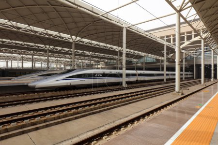 Téléchargez les photos : Shijiazhuang - 5 mai 2017 : Tête de train CRH dans la gare ferroviaire, ville de Shijiazhuang, province du Hebei, Chine - en image libre de droit
