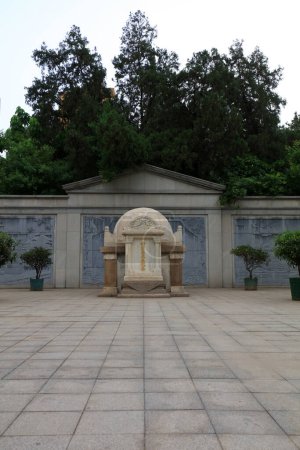 Foto de Shijiazhuang, 5 de mayo de 2017: la tumba del Dr. Bethune, frente a una sala conmemorativa, Shijiazhuang, Hebei, China - Imagen libre de derechos