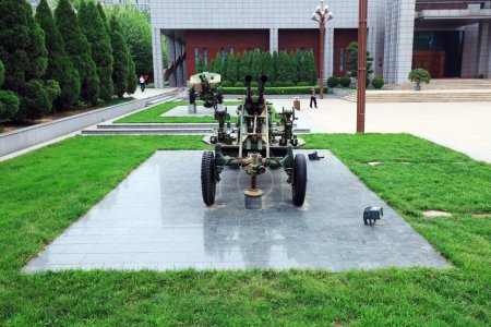 Téléchargez les photos : Shijiazhuang, 5 mai 2017 : armes antiaériennes devant une salle commémorative, Shijiazhuang, Hebei, Chine - en image libre de droit