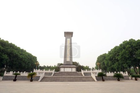 Foto de Shijiazhuang, 5 de mayo de 2017: Monumento a los Mártires, frente a una sala conmemorativa, Shijiazhuang, Hebei, China - Imagen libre de derechos