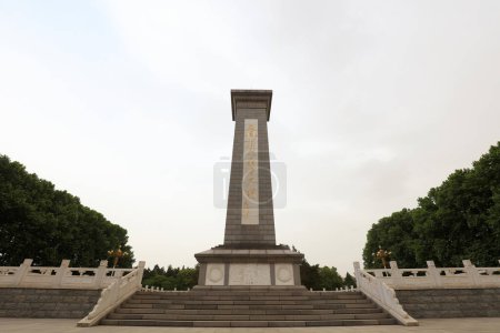 Téléchargez les photos : Shijiazhuang, 5 mai 2017 : Monument aux martyrs, devant une salle commémorative, Shijiazhuang, Hebei, Chine - en image libre de droit