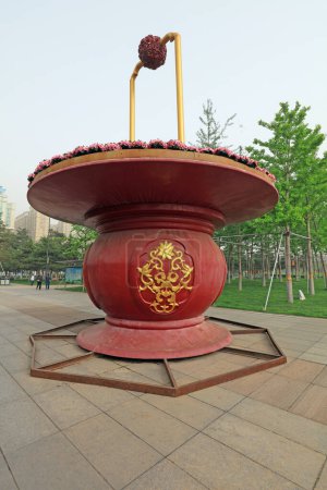 Téléchargez les photos : Shijiazhuang, 5 mai 2017 : sculpture de panier de fleurs dans le parc, Shijiazhuang, Hebei, Chine - en image libre de droit