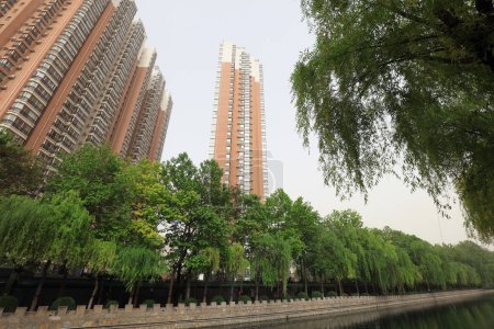 Foto de Edificios altos están a la orilla del río - Imagen libre de derechos