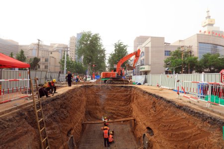 Téléchargez les photos : Shijiazhuang City - 5 mai 2017 : chantier de construction du projet de dérivation de la pluie, Shijiazhuang, Hebei, Chine - en image libre de droit