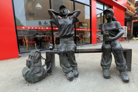 Téléchargez les photos : Tangshan City - 5 mai 2017 : sculptures de figures dans les rues de Tangshan City, Hebei, Chin - en image libre de droit