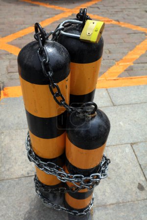 Téléchargez les photos : Barricades enchevêtrées les chaînes - en image libre de droit