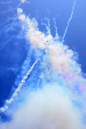 Téléchargez les photos : Fumée de pétard dans le ciel bleu - en image libre de droit