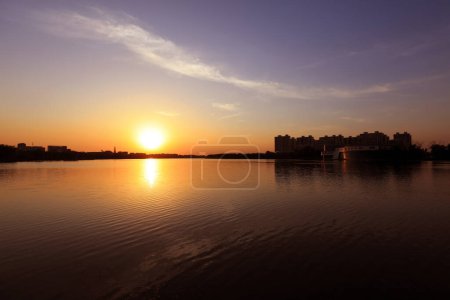 Téléchargez les photos : Coucher de soleil au bord de la rivière décor gros plan de la photo - en image libre de droit