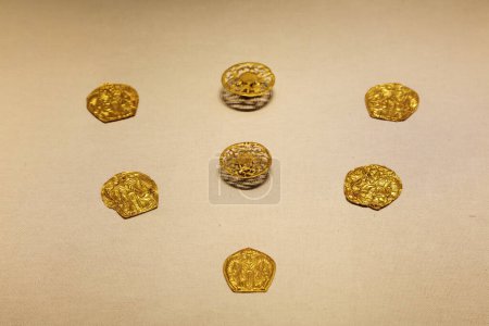Téléchargez les photos : Artisanat d'or chinois antique dans le hall d'exposition - en image libre de droit