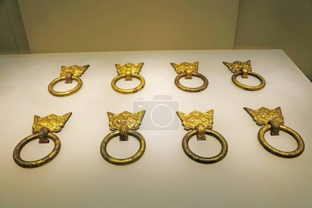 Téléchargez les photos : Anneaux de porte anciens en or et cuivre chinois - en image libre de droit