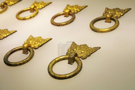 Téléchargez les photos : Anneaux de porte anciens en or et cuivre chinois - en image libre de droit