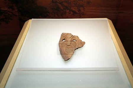 Téléchargez les photos : Masques anciens de poterie chinoise dans le hall d'exposition - en image libre de droit