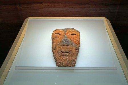 Téléchargez les photos : Masques anciens de poterie chinoise dans le hall d'exposition - en image libre de droit