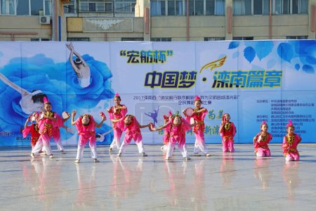 Téléchargez les photos : Comté de Luannan - 8 août 2017 : compétition de danse fitness dans un parc, comté de Luannan, province du Hebei, Chine - en image libre de droit