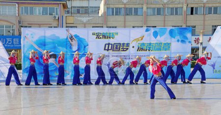 Téléchargez les photos : Comté de Luannan - 8 août 2017 : compétition de danse fitness dans un parc, comté de Luannan, province du Hebei, Chine - en image libre de droit