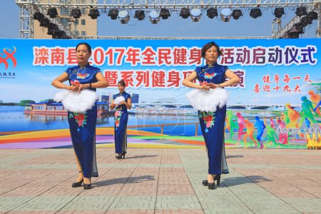 Foto de Condado de Luannan - 8 de agosto de 2017: Cheongsam show in a park, Condado de Luannan, provincia de Hebei, China - Imagen libre de derechos