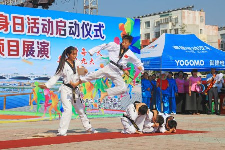 Téléchargez les photos : Comté de Luannan - 8 août 2017 : Spectacle de taekwondo dans un parc, comté de Luannan, province du Hebei, Chine - en image libre de droit