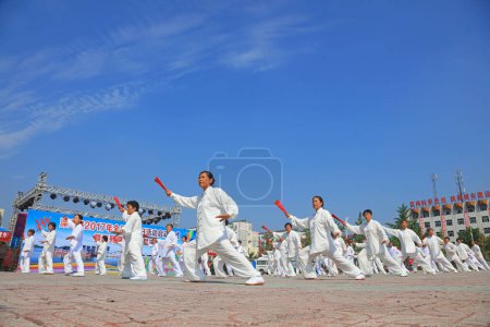 Foto de Condado de Luannan - 8 de agosto de 2017: Taiji Kung Fu performance in a park, Luannan County, Hebei Province, china - Imagen libre de derechos