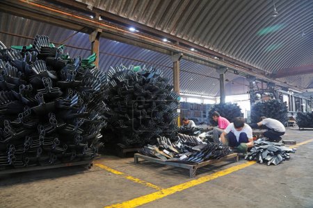 Téléchargez les photos : Comté de Luannan - 11 août 2017 : les travailleurs étaient occupés à ramasser la pelle à ferraille d'acier dans une usine de fabrication, comté de Luannan, province du Hebei, Chin - en image libre de droit