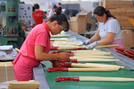 Téléchargez les photos : Comté de Luannan, Chine - 22 août 2017 : Les travailleurs sont occupés sur la chaîne de production de bêches en acier dans une usine, comté de Luannan, province du Hebei, Chine - en image libre de droit