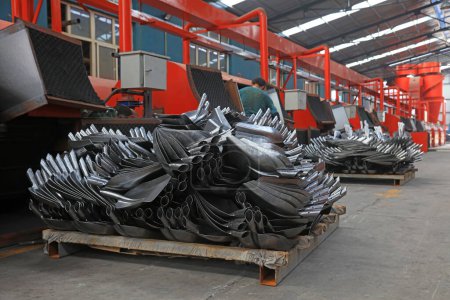 Téléchargez les photos : Comté de Luannan, Chine - 22 août 2017 : Les travailleurs sont occupés sur la chaîne de production de bêches en acier dans une usine, comté de Luannan, province du Hebei, Chine - en image libre de droit