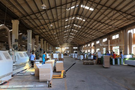 Foto de Condado de Luannan, China - 28 de agosto de 2017: Los trabajadores están ocupados en las líneas de producción de muebles, Condado de Luannan, provincia de Hebei, China - Imagen libre de derechos