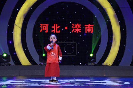 Foto de LUANNAN COUNTY, China - 7 de septiembre de 2017: un niño vestido con traje clásico chino interpreta la Ópera de Pekín en el escenario del condado de LUANNAN, provincia de Hebei, China - Imagen libre de derechos