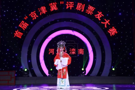 Foto de LUANNAN COUNTY, China - 7 de septiembre de 2017: una chica vestida con traje clásico chino interpreta la Ópera de Pekín en el escenario del condado de LUANNAN, provincia de Hebei, China - Imagen libre de derechos