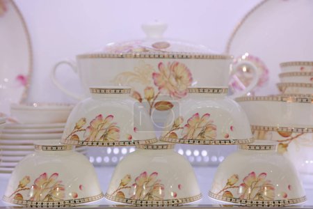 Téléchargez les photos : Vaisselle en céramique exquise dans un magasin, Chine - en image libre de droit