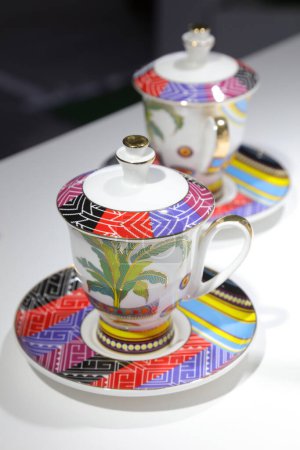 Foto de Exquisito juego de té de cerámica en una tienda, China - Imagen libre de derechos