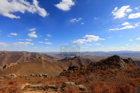 Téléchargez les photos : Paysage naturel du parc Qingshan à Keshiketeng Géoparc mondial, Mongolie intérieure - en image libre de droit